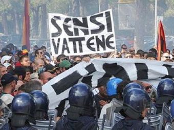 Asalt la Roma: fanii&nbsp;furiosi au atacat cu petarde si&nbsp;fumigene baza de la Trigoria