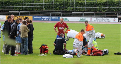 Unui fotbalist danez i s-a amputat un picior dupa ce a fost lovit de fulger!