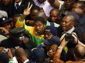 VIDEO: Femeia-barbat, Semenya,&nbsp;primita de 50.000 de fani la Johannesburg!