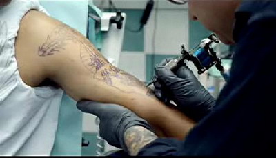 VIDEO / Walcott isi face un SUPER tatuaj pentru Nike!