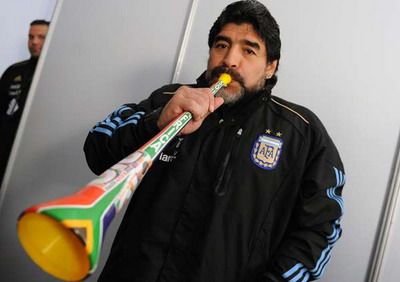 
	VIDEO / Maradona sufla tare in vuvuzela! Vezi daca se pricepe :)

