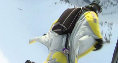 INCREDIBIL:&nbsp;Un parasutist a supravietuit dupa ce s-a izbit cu 160 de km/h de stanci! VIDEO