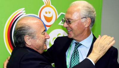 Blatter si Beckenbauer i-au lasat pe Basescu si Sandu cu ochii in soare: Blatter are sinuzita acuta!