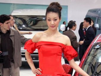 VIDEO: Femei superbe la Salonul Auto Shanghai!