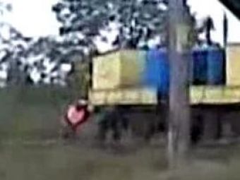 FOARTE TARE! Trenule, masina mica! Vezi cel mai tare clip cu trenul prin Romania! 