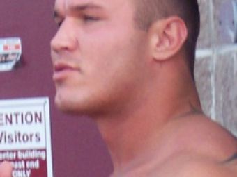 Video: Criza loveste si in wrestling! Randy Orton nu mai are bani nici de tigari!
