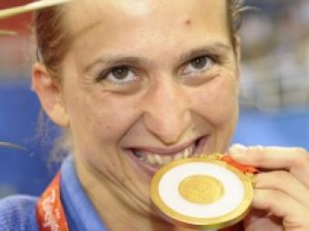 Vezi cum sta o medalie de aur olimpica in pomul de Craciun al campioanei Alina Dumitru