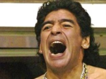 Incredibil! Vezi cum urmareste Maradona doua ceasuri in acelasi timp!