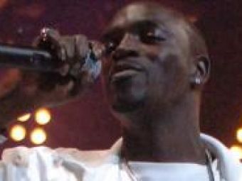 Akon s-a "batut" cu starurile din RAW... in rime!