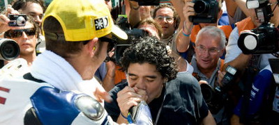 Maradona show! I-a sarutat mana zeului din MotoGP, Valentino Rossi!