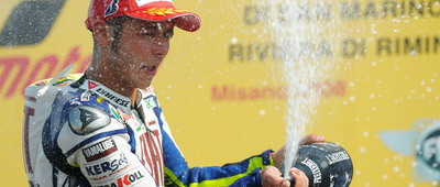Rossi egalul lui Giacomo Agostini