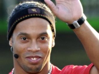 Video: Suncile l-au tras in jos. Ronaldinho, un esec total la Freekick Masters