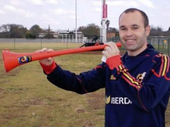 
	VIDEO / Iniesta nu POATE sa sufle in vuvuzela :)))
