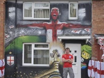 
	TU CUM traiesti Cupa Mondiala? Vezi cum si-a decorat un englez casa!
