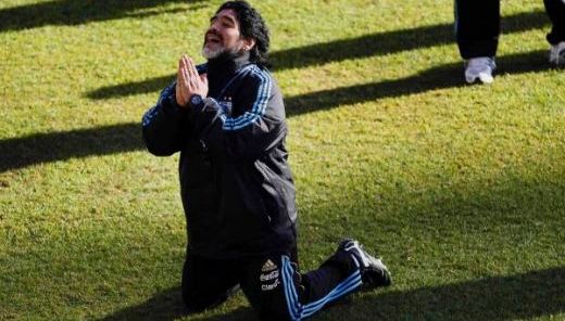 
	FOTO / De ce a ingenuncheat Maradona la ultimul antrenament al Argentinei!
