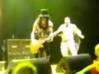
	VIDEO: Placaj IMPECABIL la un concert! Rockerul Slash atacat de un greu de +120kg!
