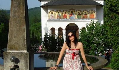 
	Corina Caragea, indragostita de Romania: a facut turul manastirilor din Moldova!
