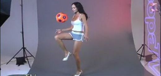 VIDEO Adevarata Ronaldinha! Jongleaza cu mingea de 100 de ori in 30 de secunde! Tu poti ca ea?_23