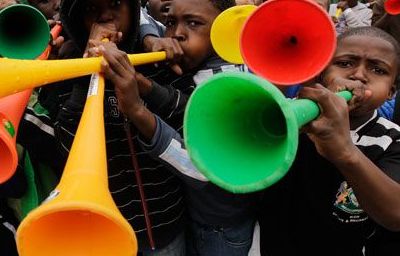 6 moduri de folosi altfel vuvuzela! 0,24 de euro costa o vuvuzela in China! Cati bani fac chinezii:_1