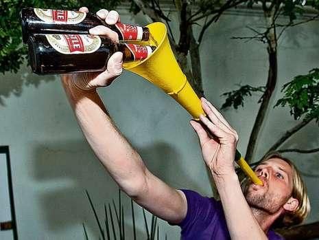 6 moduri de folosi altfel vuvuzela! 0,24 de euro costa o vuvuzela in China! Cati bani fac chinezii:_7