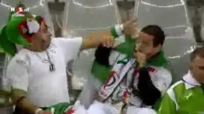 
	VIDEO / A suflat in vuvuzela unde nu trebuie si si-a luat-o pe coaja! Vezi super faza intre doi algerieni :))
