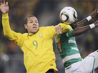 
	Brazilia joaca handbal :) Luis Fabiano a facut DOUA HENTURI la golul 2 cu Coasta de Fildes! VEZI FAZA
