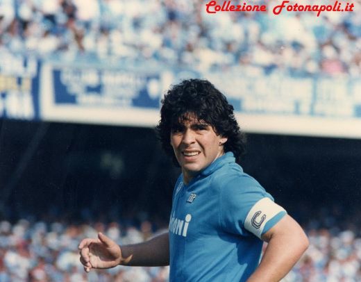 Maradona in tricoul Braziliei, "mana lui Dumnezeu" si cantecul "Marado, Marado!" Vezi cele mai tari clipuri cu Maradona! VIDEO_15