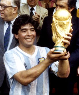 Maradona in tricoul Braziliei, "mana lui Dumnezeu" si cantecul "Marado, Marado!" Vezi cele mai tari clipuri cu Maradona! VIDEO_29