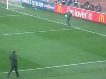 
	VIDEO Un mexican a intrat pe teren la meciul cu Uruguay! Vezi cum a fost placat de stewarzi!
