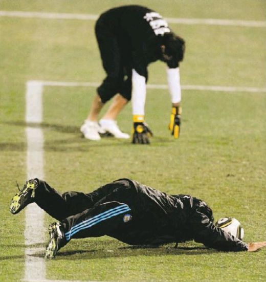 Imaginea zilei! Maradona s-a aruncat in CAP ca sa dea gol :)_2