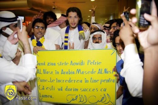 SUPER FOTO: Mesajul care l-a blocat pe Ovidiu Petre la arabi! Ce au vrut sa scrie pe placuta? :))_1
