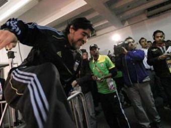 
	Maradona le explica italienilor de ce sunt out de la mondiale! Vezi ce echipa va antrena dupa Argentina!
