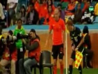 
	VIDEO / Arbitrul asistent de la Olanda - Slovacia s-a transformat in UMBRA lui Robben :))

