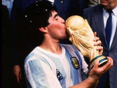 Bild: "Maradona, antrenor sau marioneta?" Cele mai nebune reactii de la Mondiale:_14