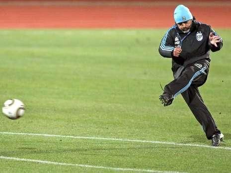 Bild: "Maradona, antrenor sau marioneta?" Cele mai nebune reactii de la Mondiale:_18