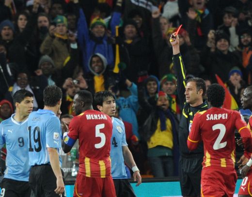 FOTO! Mana lui Dumnezeu la CM 2010! Cel mai inspirat HENT din istoria fotbalului! Cum a calificat-o Suarez pe Uruguay!_2