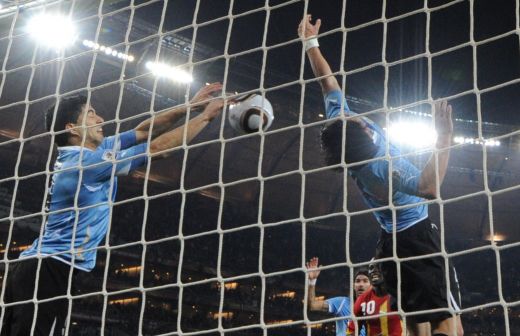 FOTO! Mana lui Dumnezeu la CM 2010! Cel mai inspirat HENT din istoria fotbalului! Cum a calificat-o Suarez pe Uruguay!_3