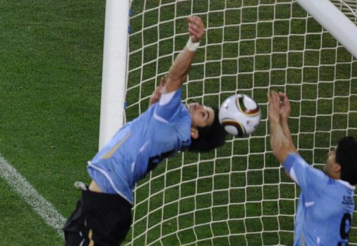 FOTO! Mana lui Dumnezeu la CM 2010! Cel mai inspirat HENT din istoria fotbalului! Cum a calificat-o Suarez pe Uruguay!_4
