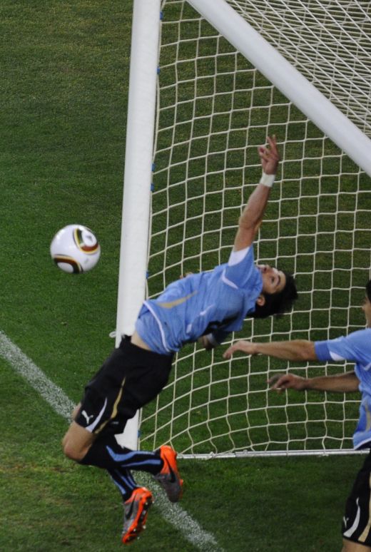 FOTO! Mana lui Dumnezeu la CM 2010! Cel mai inspirat HENT din istoria fotbalului! Cum a calificat-o Suarez pe Uruguay!_5