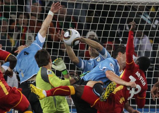 FOTO! Mana lui Dumnezeu la CM 2010! Cel mai inspirat HENT din istoria fotbalului! Cum a calificat-o Suarez pe Uruguay!_6