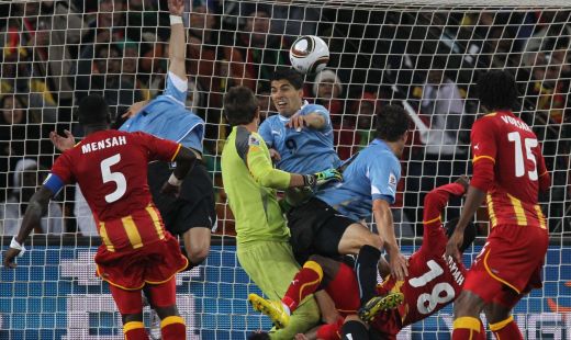 FOTO! Mana lui Dumnezeu la CM 2010! Cel mai inspirat HENT din istoria fotbalului! Cum a calificat-o Suarez pe Uruguay!_7