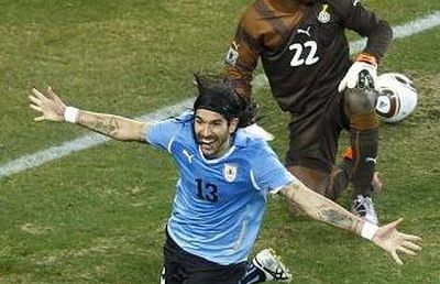 
	VIDEO / El Loco Abreu a batut penalty-ul decisiv pentru Uruguay ca Zidane si Panenka:
