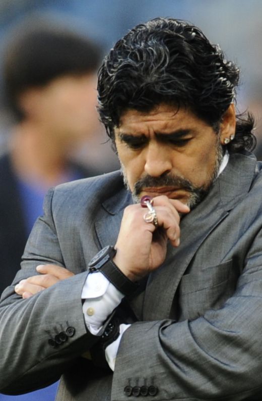 Cel mai EMOTIONANT clip al Mondialului! Maradona a PLANS de rusine in bratele fiicei lui sub ochii lui Low!_2