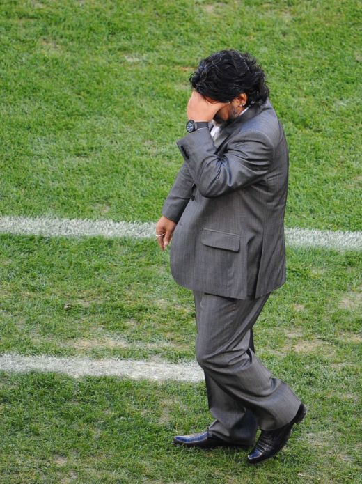 Cel mai EMOTIONANT clip al Mondialului! Maradona a PLANS de rusine in bratele fiicei lui sub ochii lui Low!_3
