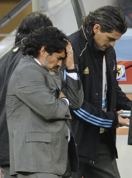Cel mai EMOTIONANT clip al Mondialului! Maradona a PLANS de rusine in bratele fiicei lui sub ochii lui Low!_4