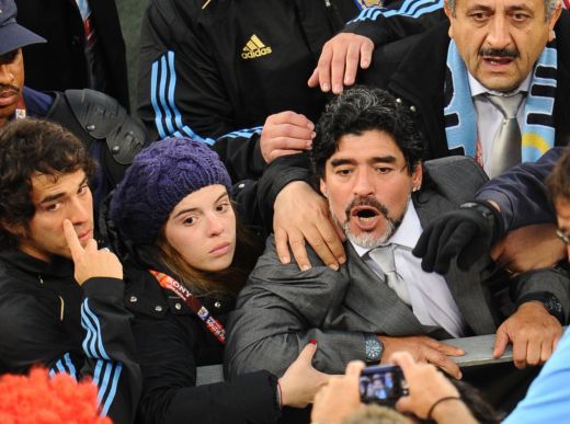 FOTO! Maradona si-a iesit din minti dupa meciul cu Germania! S-a luat de suporterii germani din tribune!_2