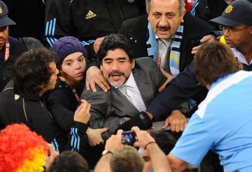 FOTO! Maradona si-a iesit din minti dupa meciul cu Germania! S-a luat de suporterii germani din tribune!_3