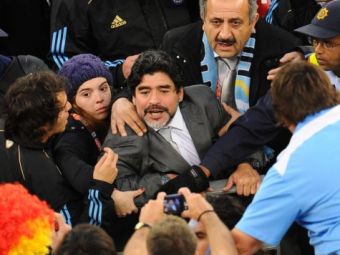 
	FOTO! Maradona si-a iesit din minti dupa meciul cu Germania! S-a luat de suporterii germani din tribune!
