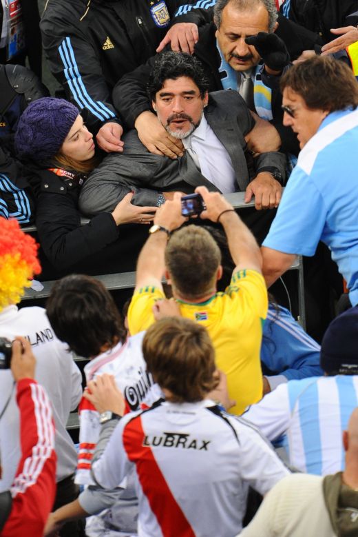 FOTO! Maradona si-a iesit din minti dupa meciul cu Germania! S-a luat de suporterii germani din tribune!_4