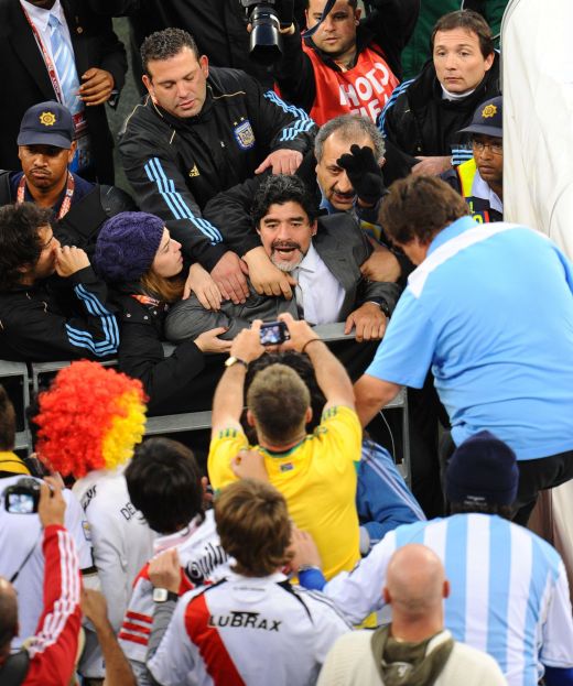 FOTO! Maradona si-a iesit din minti dupa meciul cu Germania! S-a luat de suporterii germani din tribune!_5